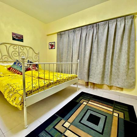 Putravilla Condominium Lovely & Spacious With Public Pool Kampong Kerdas Luaran gambar