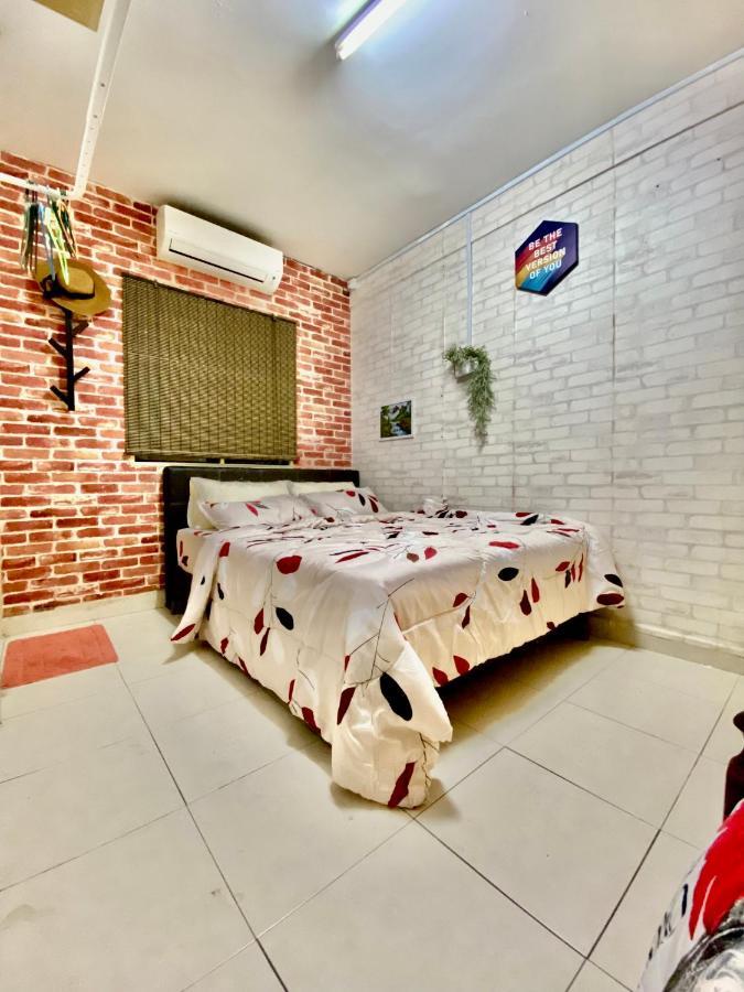 Putravilla Condominium Lovely & Spacious With Public Pool Kampong Kerdas Luaran gambar