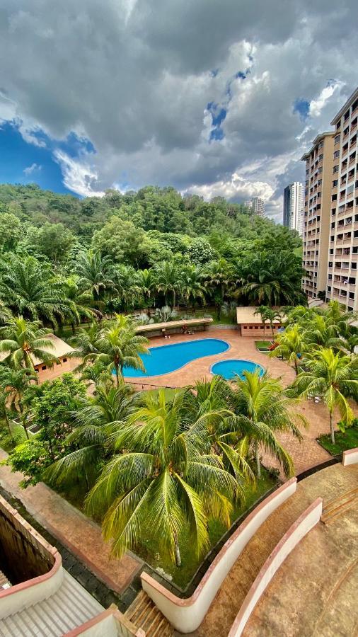 Putravilla Condominium Lovely & Spacious With Public Pool Kampong Kerdas Luaran gambar