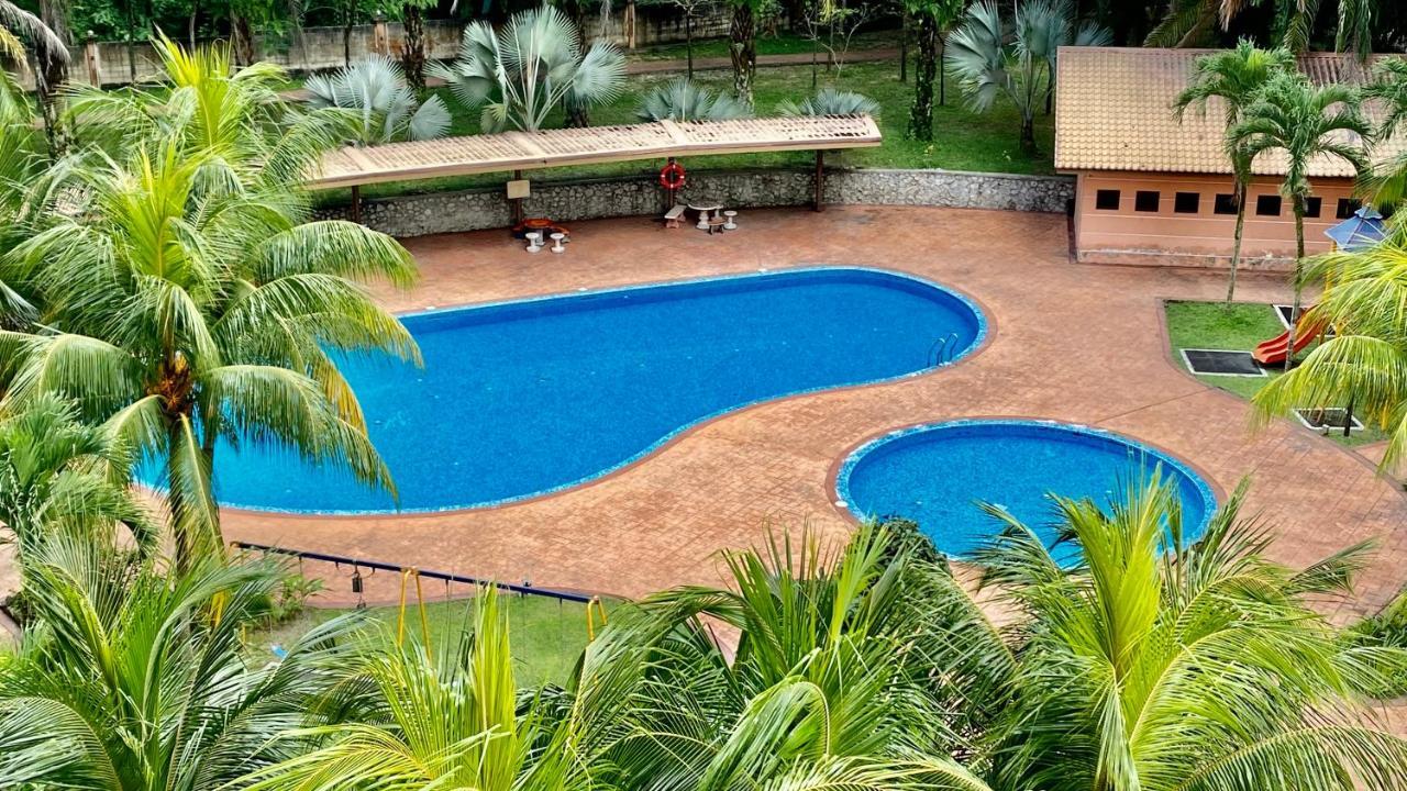 Putravilla Condominium Lovely & Spacious With Public Pool Kampong Kerdas Luaran gambar