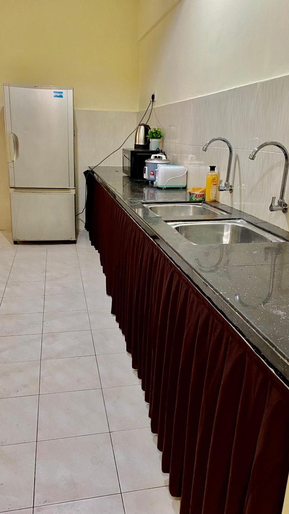 Putravilla Condominium Lovely & Spacious With Public Pool Kampong Kerdas Luaran gambar