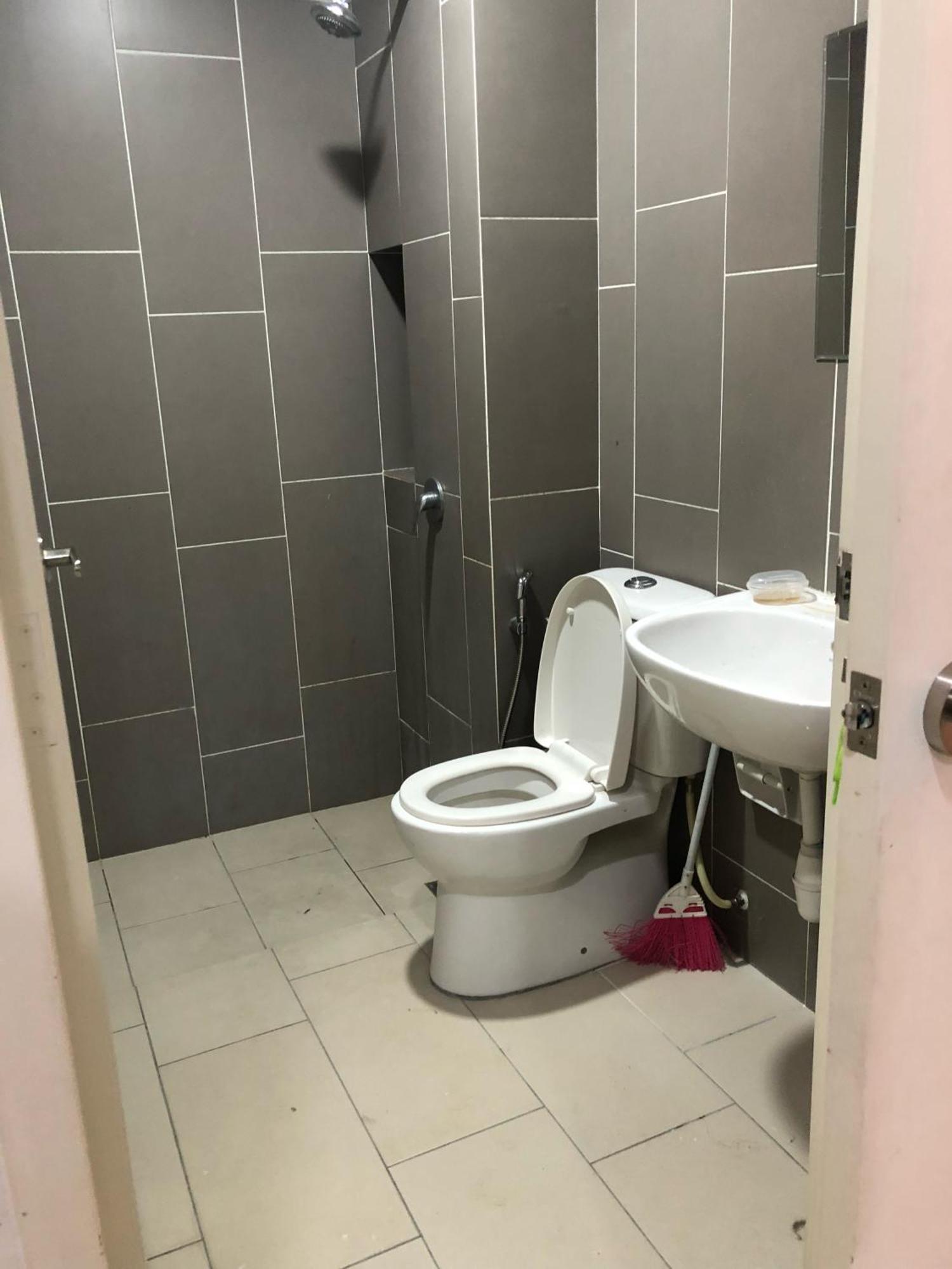 Putravilla Condominium Lovely & Spacious With Public Pool Kampong Kerdas Luaran gambar