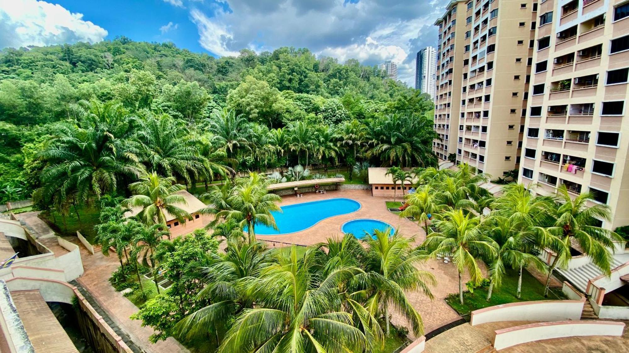 Putravilla Condominium Lovely & Spacious With Public Pool Kampong Kerdas Luaran gambar